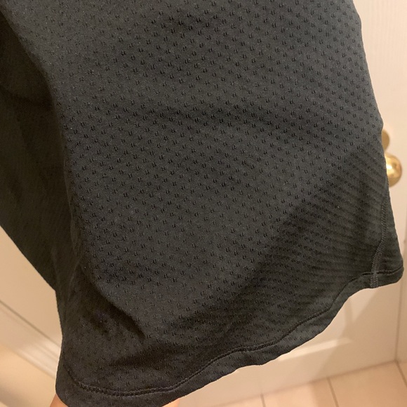 2/$30 🏋️♂️Under armor Black Tee/ Sport - Picture 6 of 6